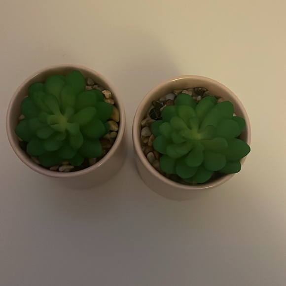 Everyday set of two artificial potted mini planters. Light pink pot with stones - Picture 7 of 17